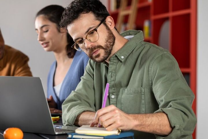 O que devo levar em consideração ao escolher uma instituição para o curso técnico?