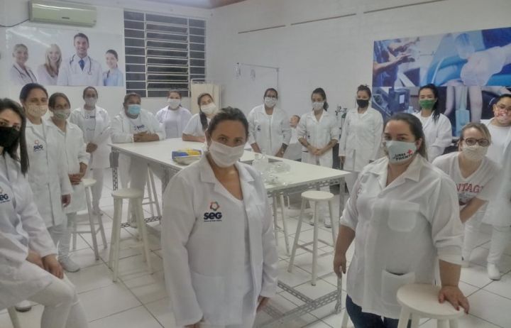 Estudantes do curso Técnico em Enfermagem realizam atividades no laboratório em Novo Hamburgo