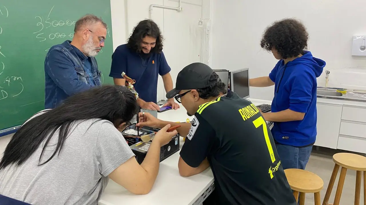 Alunos da Escola SEG de Canoas Realizam Manutenção de Computadores para Atingidos pela Enchente