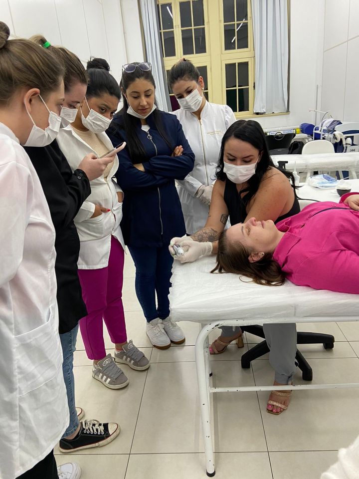 Alunos do Técnico em Estética da Escola SEG de Caxias do Sul realizam aula prática de Jato de Plasma