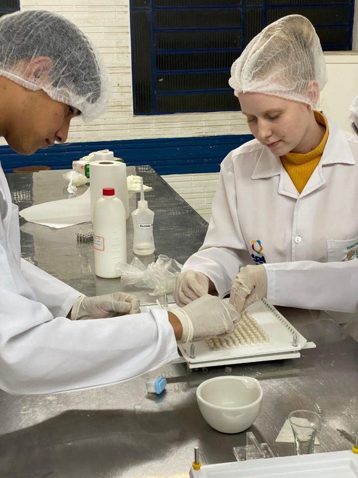 Aula prática do Técnico em Farmácia na Escola SEG de Santa Rosa